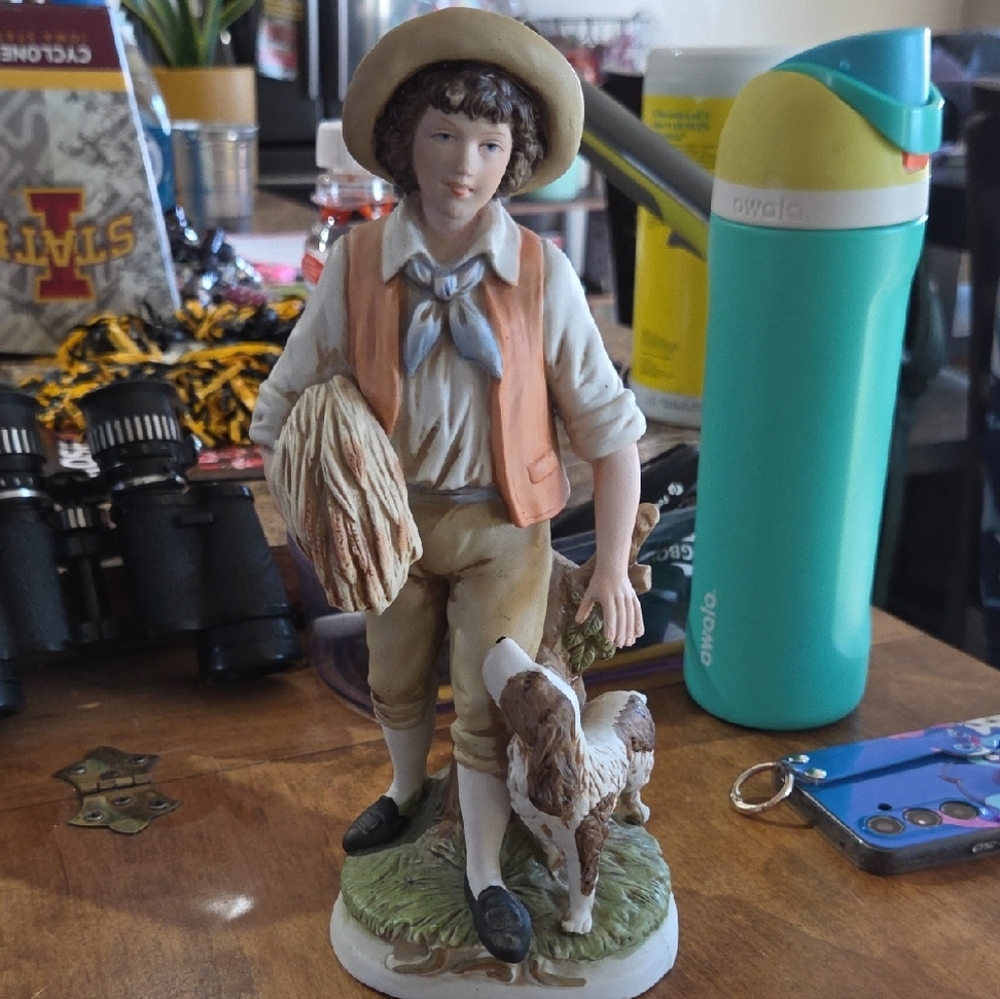 This is a vintage Homco (Home Interiors) porcelain figurine, number 8805.